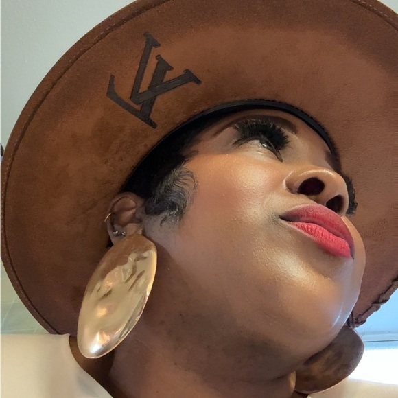 Meet your Posher, Raine - Picture 4 of 5